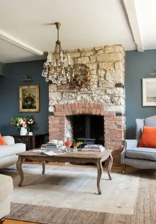 Salón con chimenea y lámpara de araña.