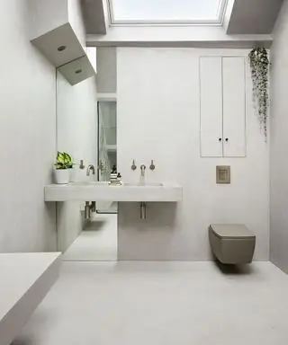 Vestiário com paredes e piso de concreto cinza