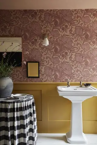 Baño estilo cabaña con paneles amarillos y papel tapiz floral rosa Masquerade de Little Greene