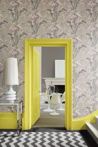Pasillo con papel pintado Loriini y carpintería en amarillo trompeta de Little Greene
