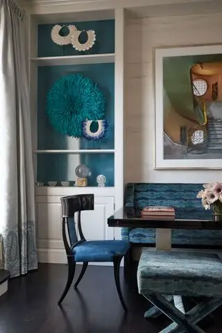 sala da pranzo blu con decorazioni sugli scaffali