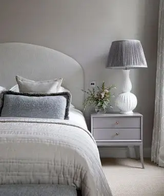Camera da letto grigia in un'elegante residenza londinese d'epoca