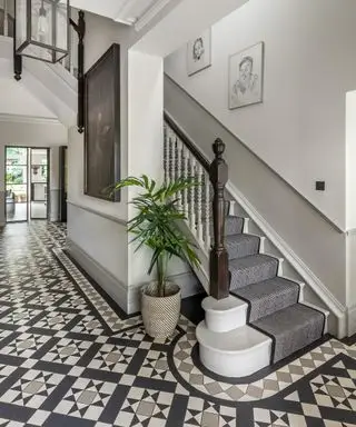entrada com azulejos estampados