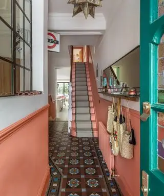 corredor pêssego com piso vitoriano