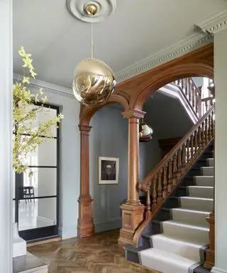 entrada tradicional com luz moderna de Tom Dixon