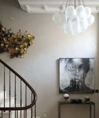 corredor moderno com grande arte e lustre