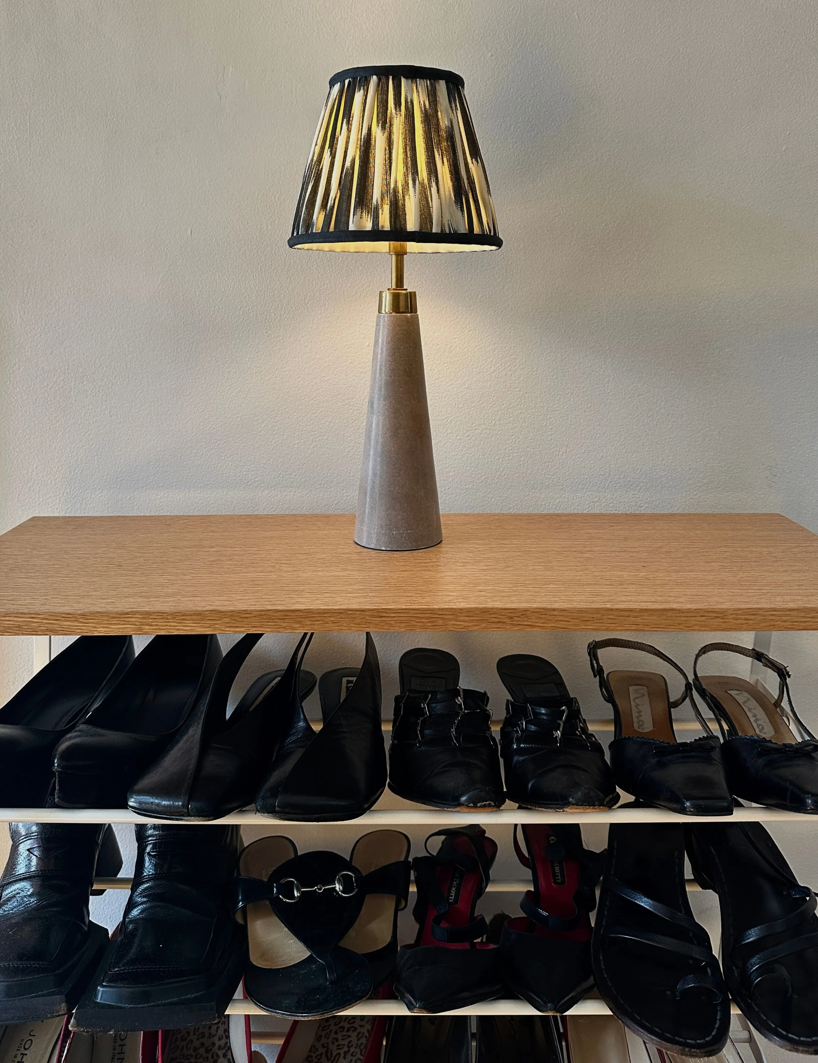 Stínovaná stolní lampa Ikat na vrcholu dřevěného stojanu na boty' loading='lazy' title=