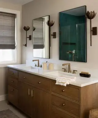 Salle de bain beige avec double vasque et appliques murales