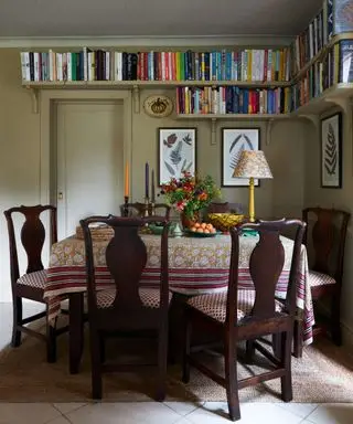 Spisestue malt i Biscuit av Farrow & Ball