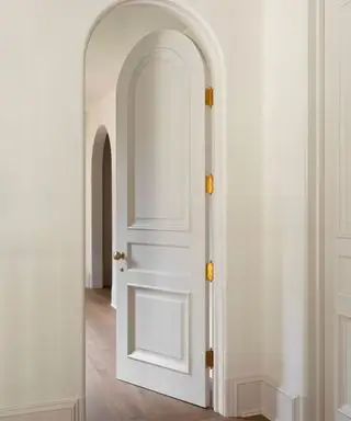 Beige entré malt i Drift of Mist av Sherwin-Williams