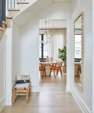 Moderne beige entré malt i White Dove
