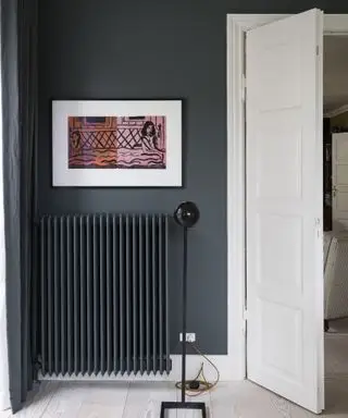 Murs gris foncé et portes et boiseries blanches de Farrow & Ball