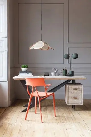 hjemmekontor med vægpaneler, trægulv, orange moderne stol, skrivebord i træ og metal, pendel, skrivebordslampe