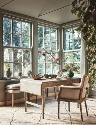 hjemmekontor med udsigt til haven, udtrækbart skrivebord, lænestol, bænk, tæppe, vaser og ornamenter