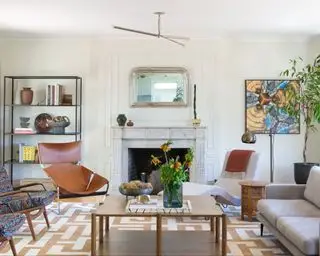 Salón moderno con zona de estar dispuesta alrededor de la chimenea.
