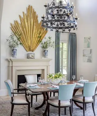 Comedor formal con mesa de comedor de madera y gran chimenea de piedra.