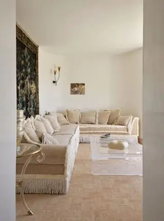 Salón con azulejos de terracota.