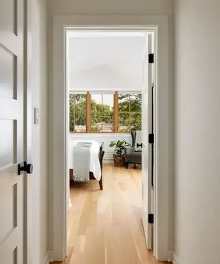 벤자민 무어(Benjamin Moore)의 샹티이 레이스(Chantilly Lace)로 그린 복도