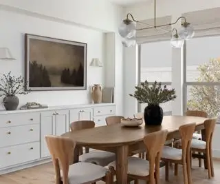 벤자민 무어(Benjamin Moore)가 심플 화이트(Simply White)로 그린 다이닝 룸