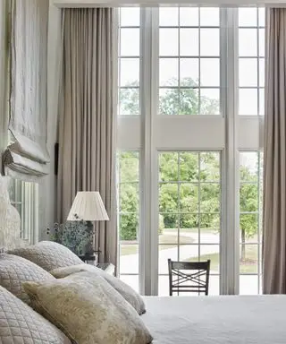 Idéias para cortinas de janela grande com cortinas de linho cinza em um quarto