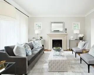 Idéias para cortinas de janela grande com cortinas brancas e claras em uma sala de estar neutra