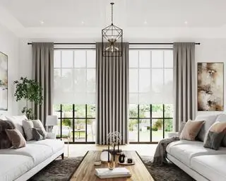 Idéias para cortinas de janela grande com uma cortina branca transparente sob cortinas cinza mais pesadas em uma sala de estar