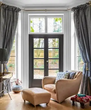 Idéias para cortinas de janela grande com cortinas cinza escuro em uma janela saliente com uma porta francesa no centro