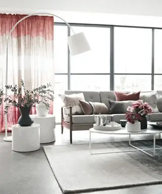 Ideias para cortinas de janela grandes com cortinas simples de linho bloqueadas em rosa e branco sobre janelas modernas com moldura preta
