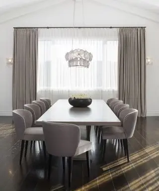 Idéias para cortinas de janela grande com cortina branca transparente sob cortinas cinza mais pesadas em uma sala de jantar
