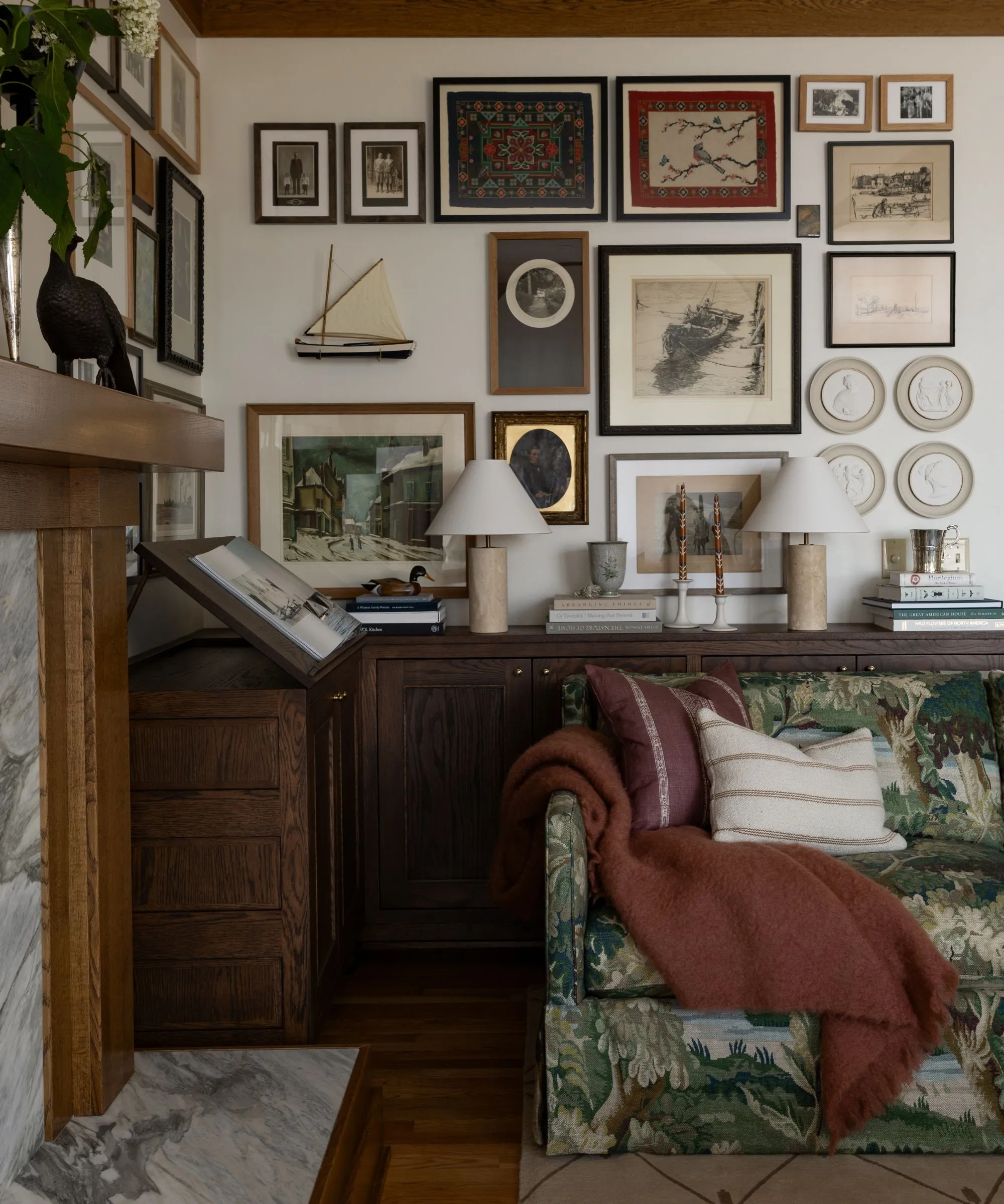 salon w stylu sztuki i rzemiosła z wzorzystą sofą i galerią ścienną w stylu vintage' loading='lazy' title=