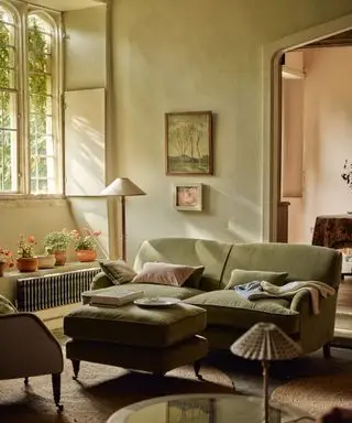 rustikk stue med grønn sofa