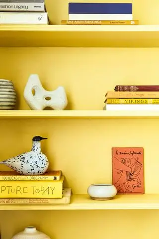 Mylands의 Beehive Place에 그려진 선반