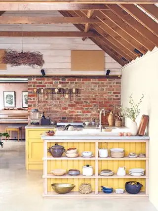 Sanderson Design Group의 해바라기 초키 매트로 만든 아일랜드가 있는 주방