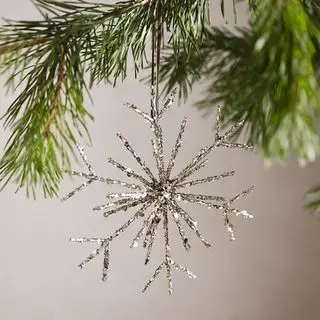 decoración del árbol de Navidad con copos de nieve plateados