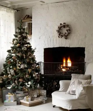 decoración clásica del árbol de navidad en una acogedora sala de estar con fuego