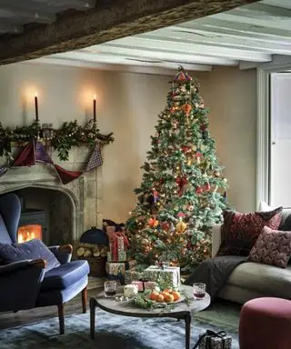 decoración tradicional del árbol de navidad en una acogedora sala de estar