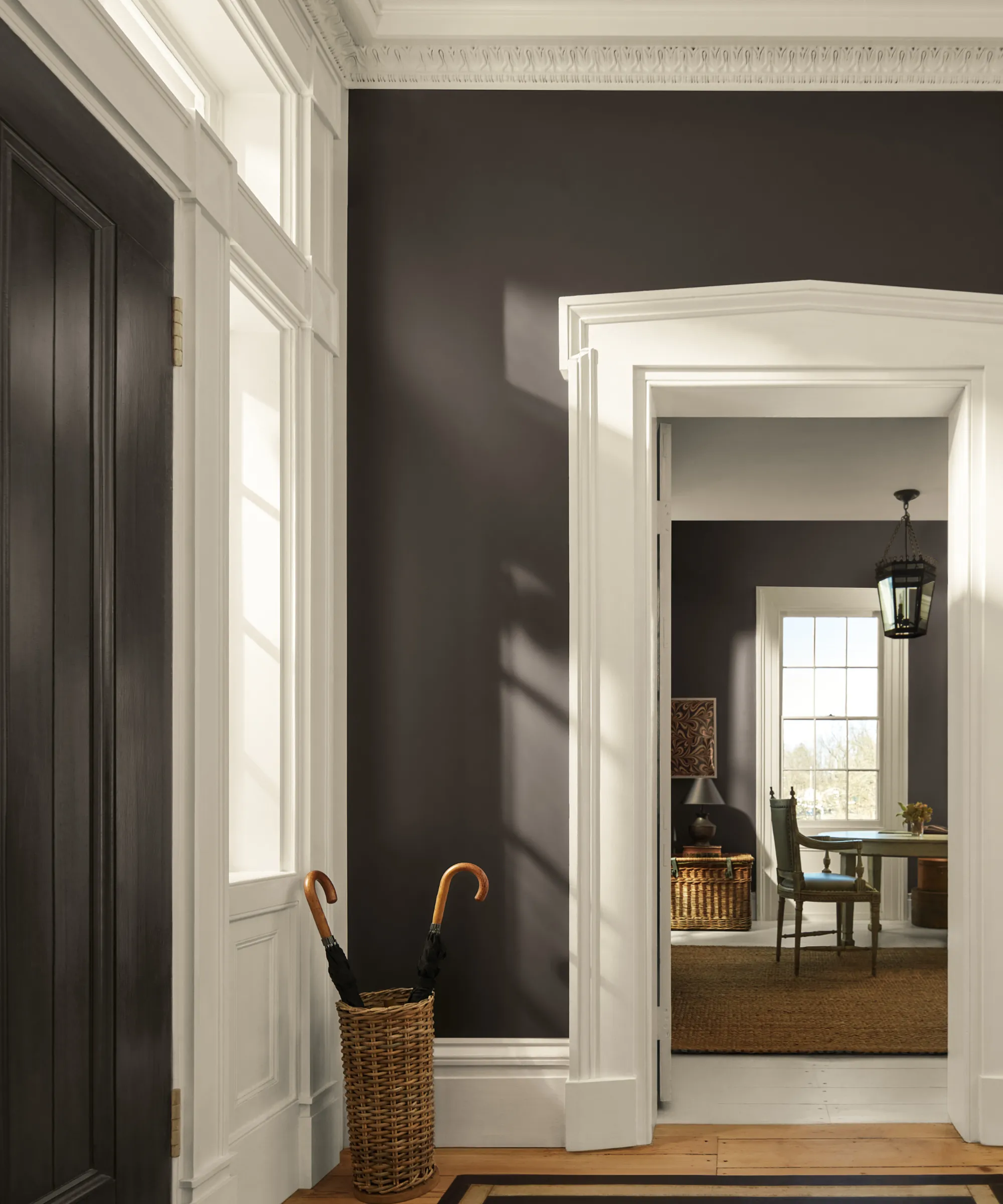 une entrée avec des murs peints dans la couleur de l'année 2026 de Benjamin Moore, une nuance de gris anthracite avec de subtiles notes d'espresso intitulée Silhouette' loading='lazy' title=
