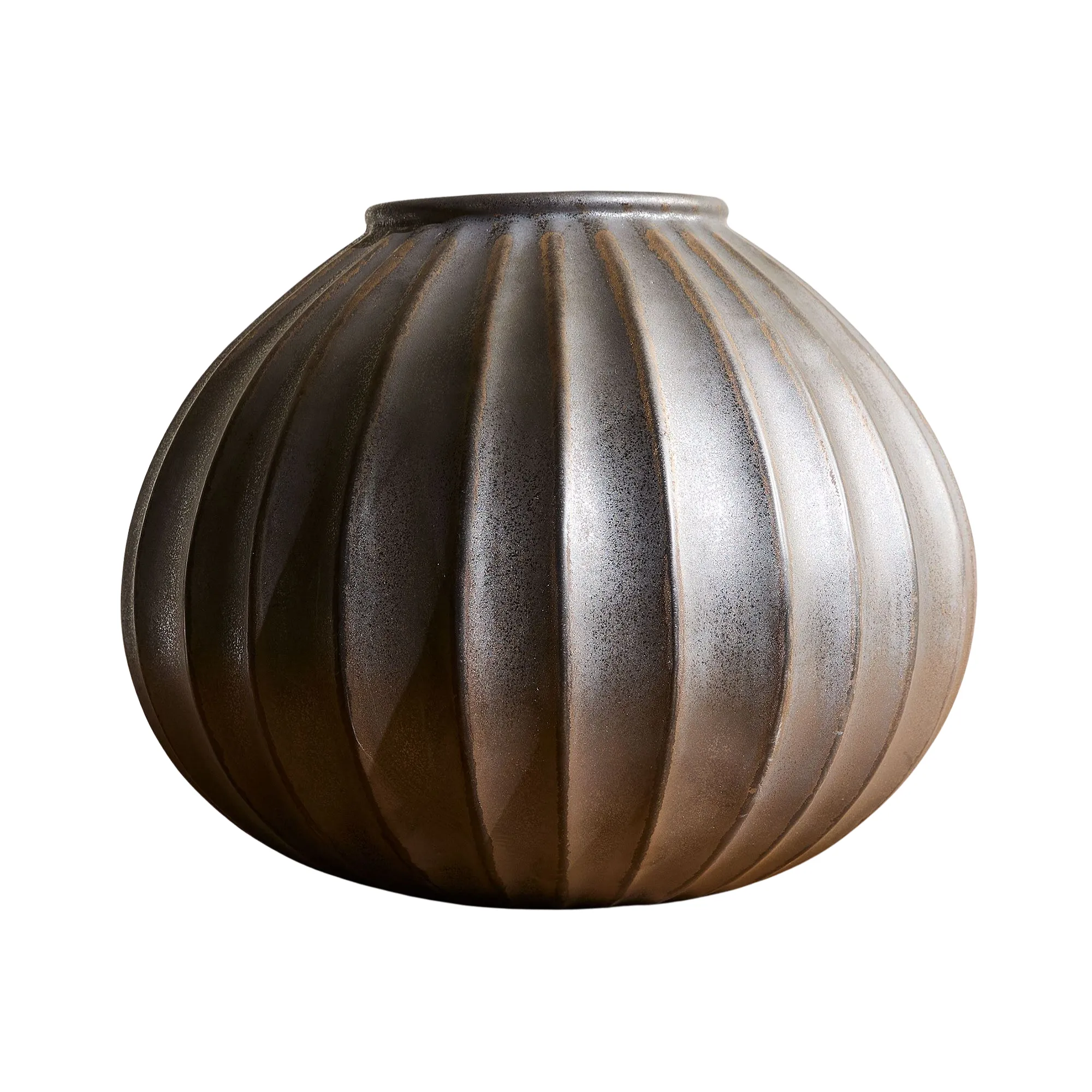 un vase gris marron avec des rainures dans son design' loading='lazy' title=