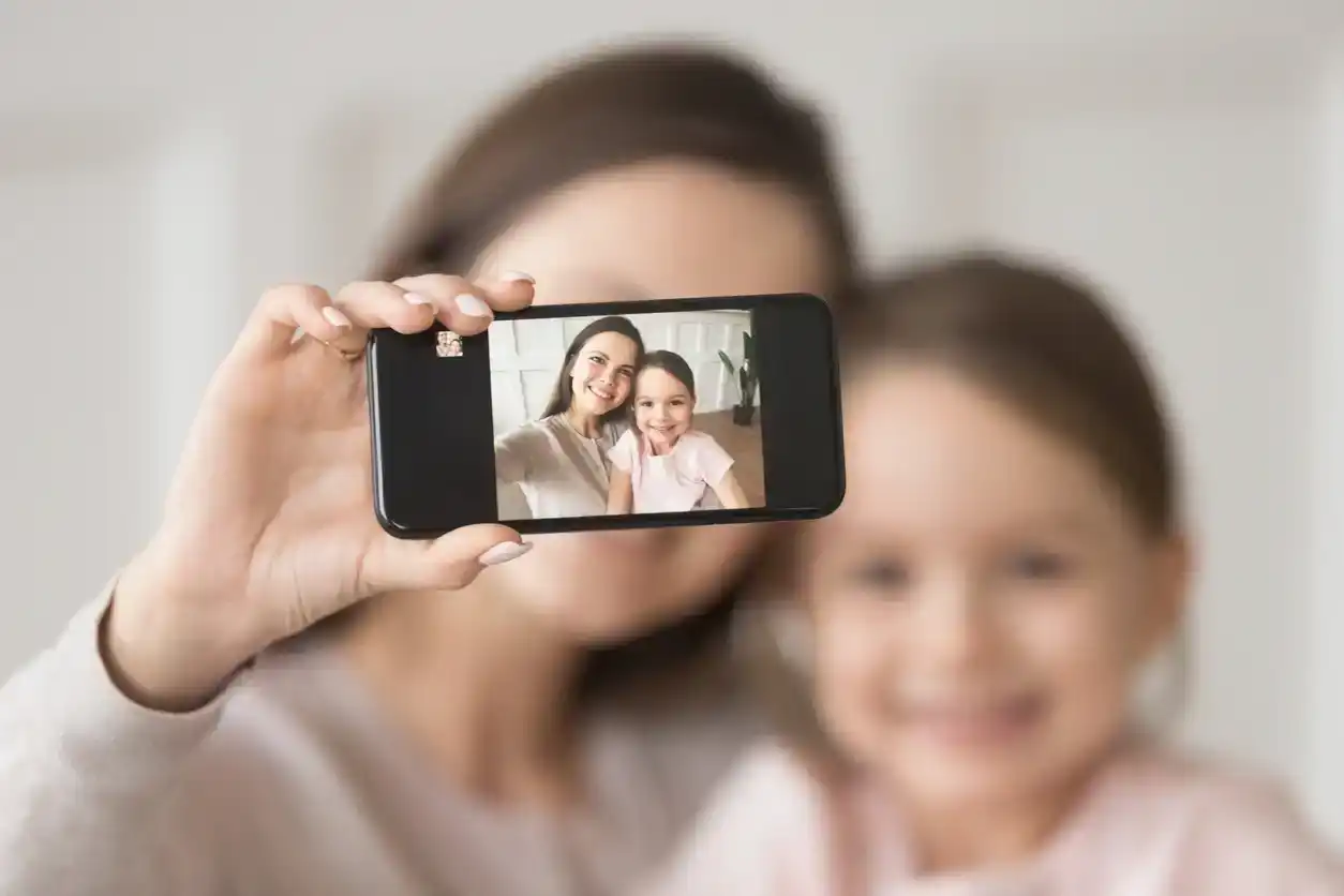 The Problems and Dangers of Posting Kids on Social Media_featured image