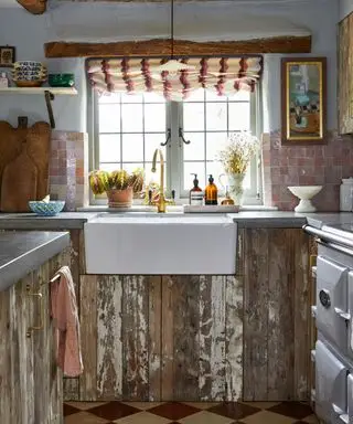 tipica cucina inglese con mobili rustici in legno e materiali di recupero