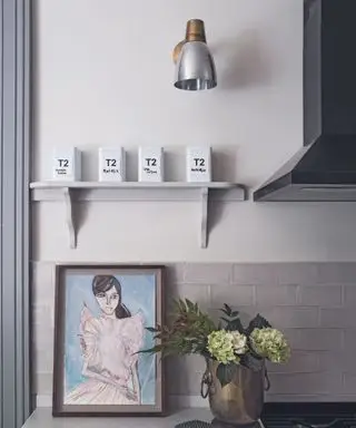 회색 주방, 작업대, 초상화 그림, 선반, 벽 조명