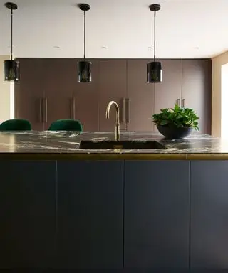 Mobile da cucina scuro con isola verniciata