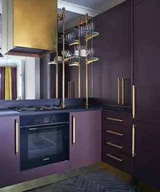 mobili da cucina scuri con accenti viola e dorati