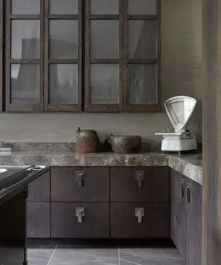 Mobili da cucina scuri con superficie in marmo fumé