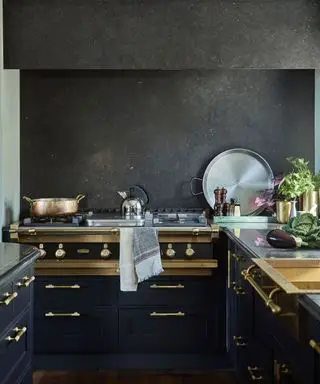 Mobili da cucina scuri con dettagli in ottone