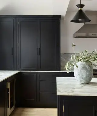 Mobili da cucina scuri con mobili in bianco e nero