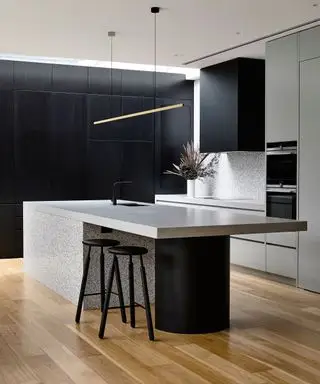 Mobile da cucina scuro con combinazione di colori monocromatici