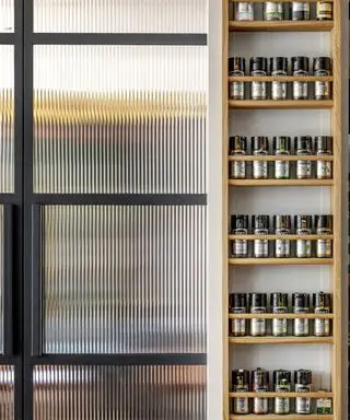 Tendencia en cocinas con cristal estriado y salpicaderos