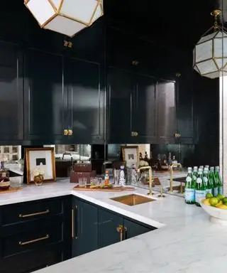 mobili da cucina neri con hardware dorato