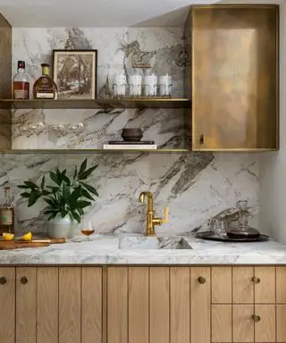 Cucina in legno con alzatina in marmo